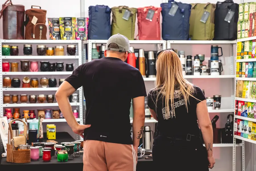 Stand de tienda con productos a la venta en la expo