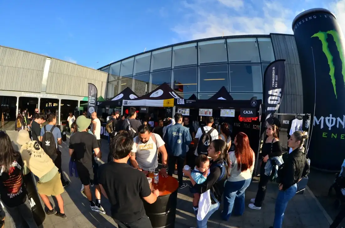 Vista panorámica de stands de tatuadores y público en el Centro de Eventos VTP