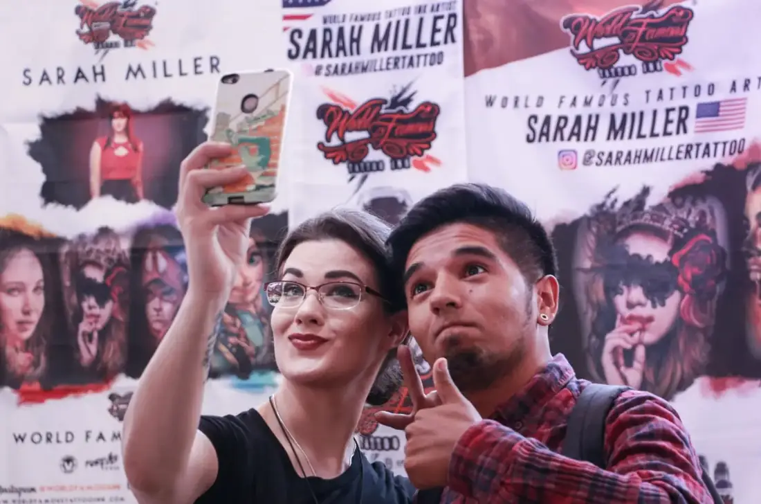 Fans tomándose fotos con tatuadores famosos en Summer Ink