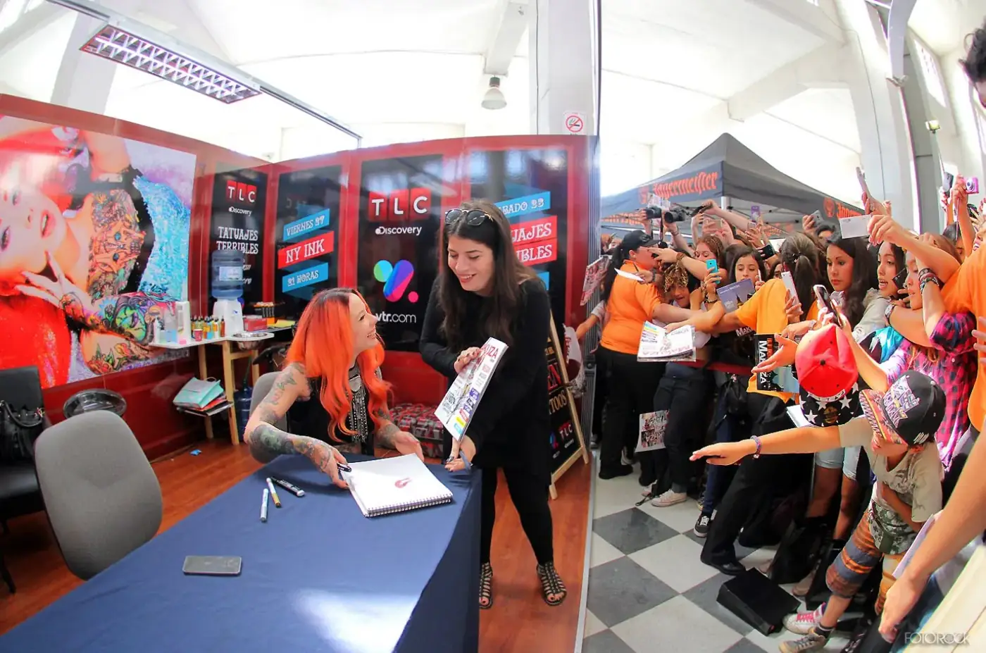 Tatuadora invitada firmando autógrafos a fans en la convención de tatuajes Summer Ink Valparaíso