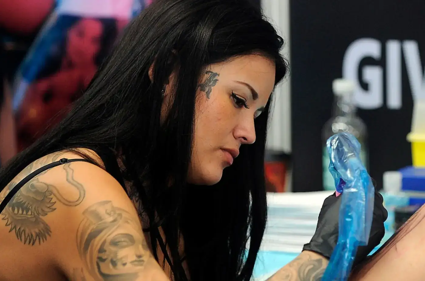 Tatuadora profesional trabajando en vivo durante Summer Ink 2027