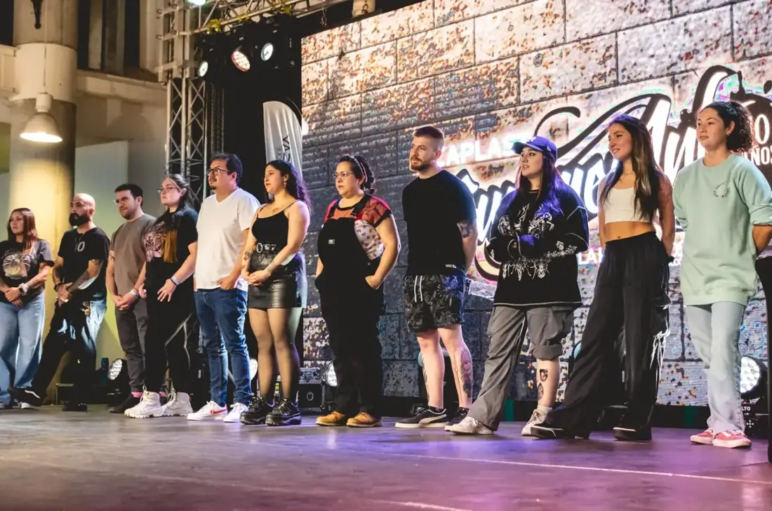 Finalistas de la competencia de tatuajes en el escenario de Summer Ink